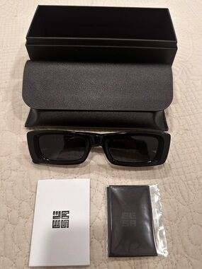 Elisa Johnson Flynn Sunglasses in Gloss Black